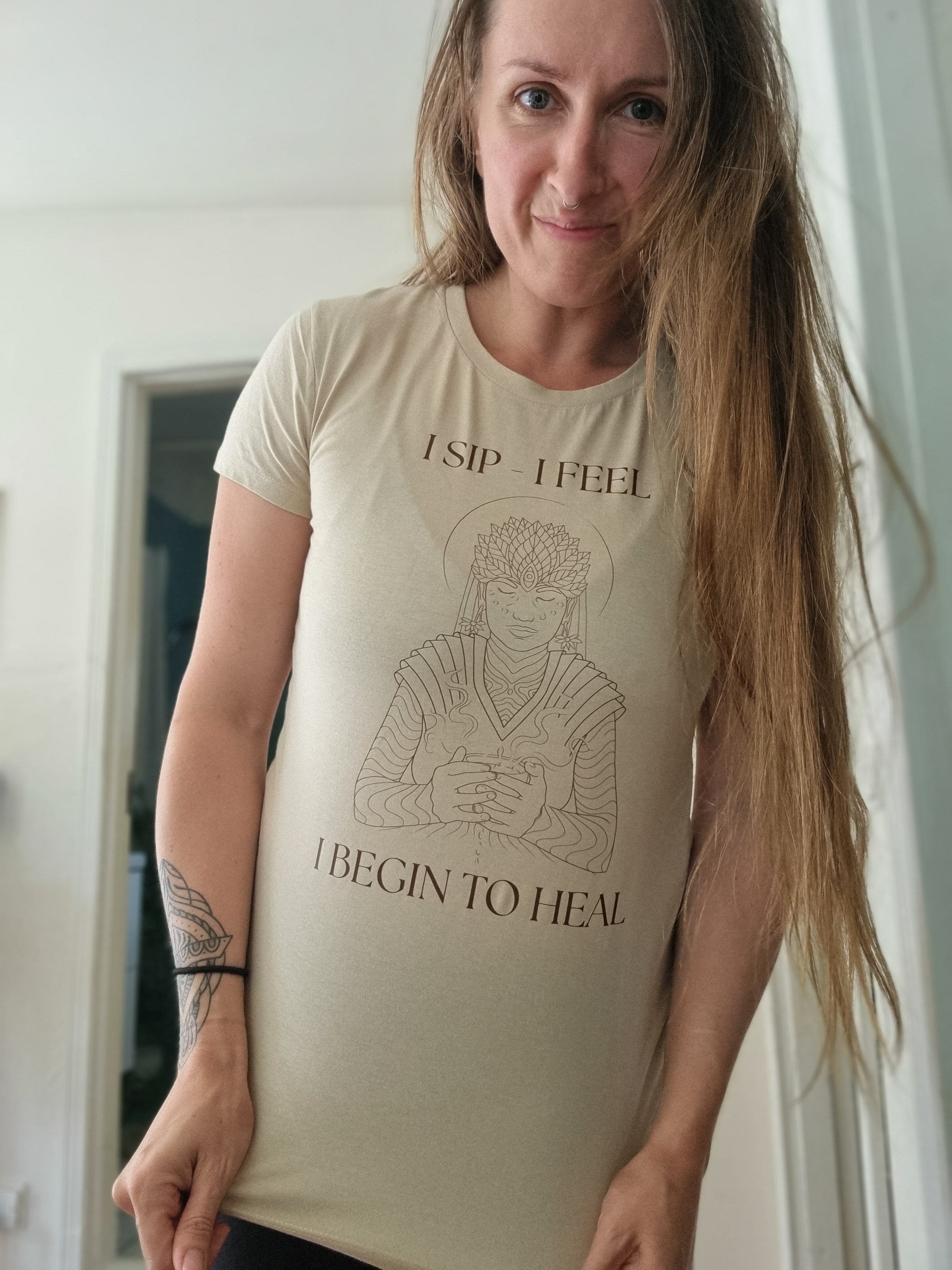 "I sip, I feel, I begin to heal" 🤎 Medicine shirt med Ruysen Flores Spirit of Cacao (INTROPRIS I SEPTEMBER)