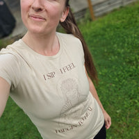 "I sip, I feel, I begin to heal" 🤎 Medicine shirt med Ruysen Flores Spirit of Cacao (INTROPRIS I SEPTEMBER)
