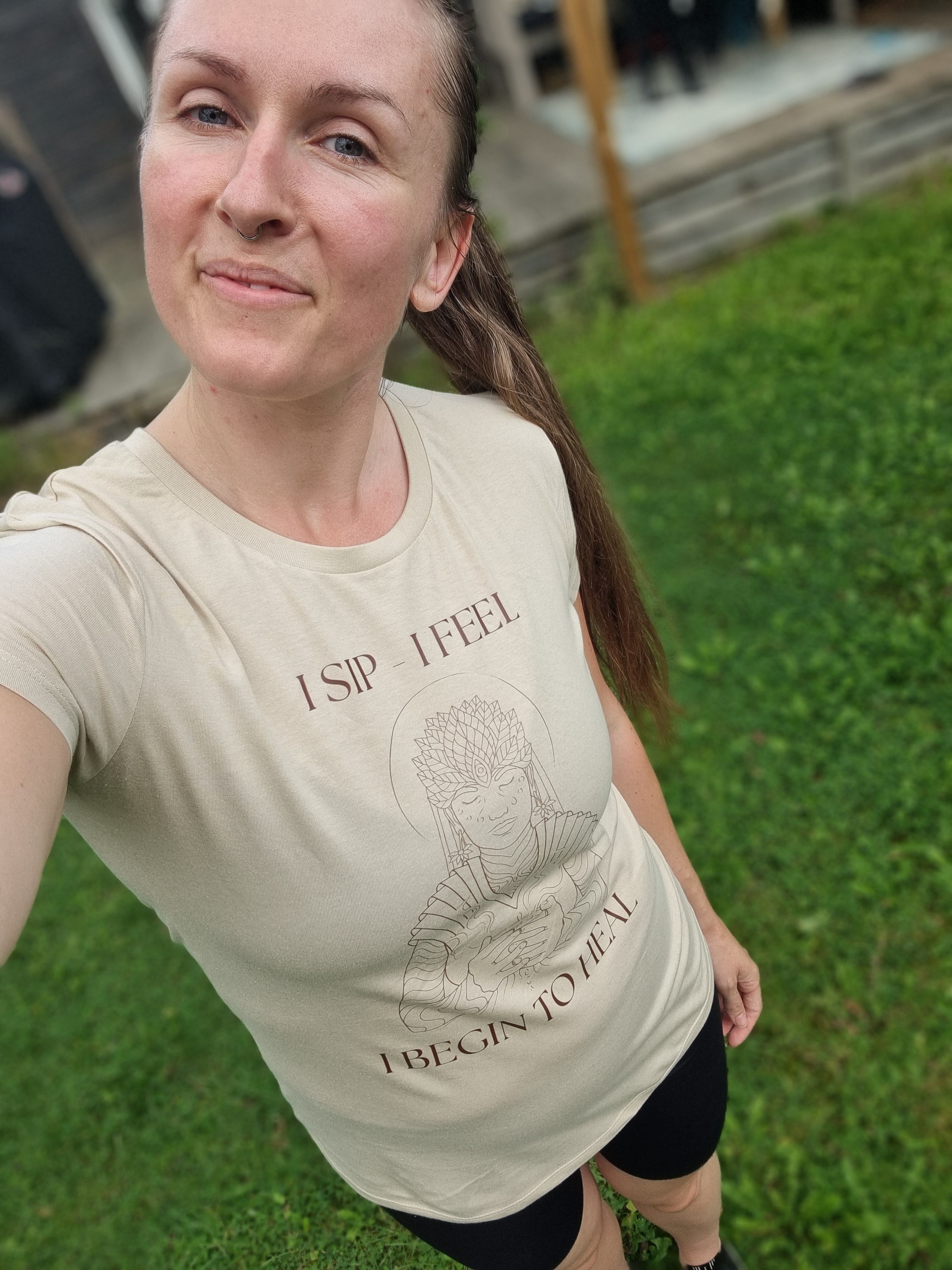 "I sip, I feel, I begin to heal" 🤎 Medicine shirt med Ruysen Flores Spirit of Cacao (INTROPRIS I SEPTEMBER)